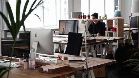 Mann in einem Büro als Bild mit Rahmen formatiert